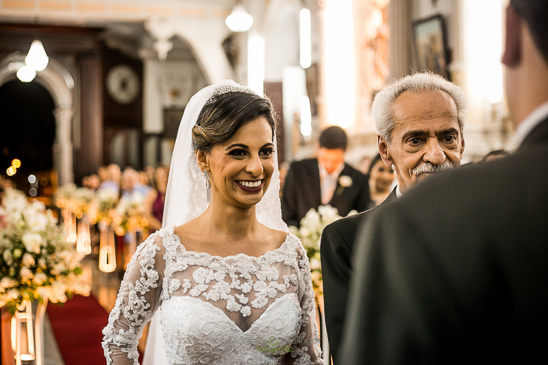 noiva sendo levada pelo pai ate o altar em casamento registrado por Mariana Seelinger Fotografia de Casamentos e Familias em Niterói RJ