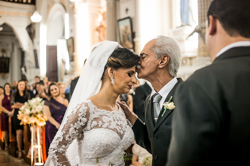 Pai da noiva beijando a testa da noiva no altar em casamento registrado por Mariana Seelinger Fotografia de Casamentos e Familias em Niterói RJ