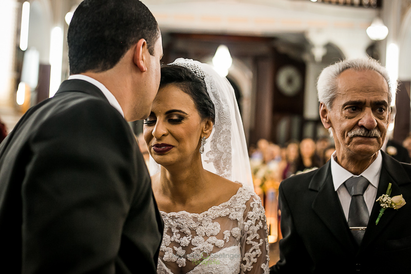Noivo cumprimentando a noiva no altar em casamento registrado por Mariana Seelinger Fotografia de Casamentos e Familias em Niterói RJ