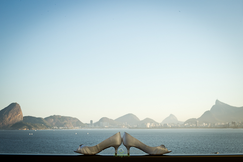 Foto de sapato no making of da noiva panorâmica Baia de Guanabara em Hotel Mercure Orizzonte Niteroi RJ por Mariana Seelinger