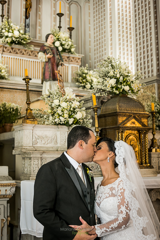 Beijo dos noivos na cerimonia de casamento em casamento registrado por Mariana Seelinger Fotografia de Casamentos e Familias em Niterói RJ
