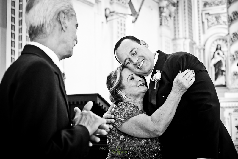 Foto do noivo na cerimonia com seus familiares em casamento registrado por Mariana Seelinger Fotografia de Casamentos e Familias em Niterói RJ