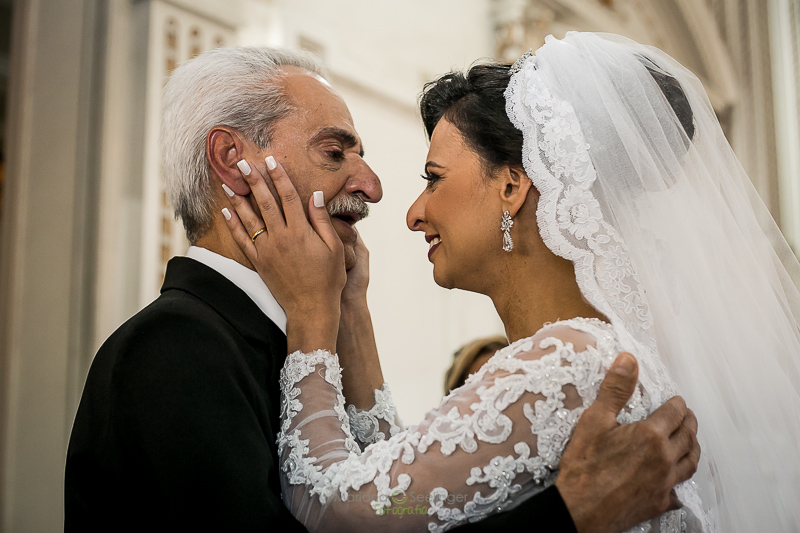 Noiva e pai emocionados na cerimonia de casamento em casamento registrado por Mariana Seelinger Fotografia de Casamentos e Familias em Niterói RJ