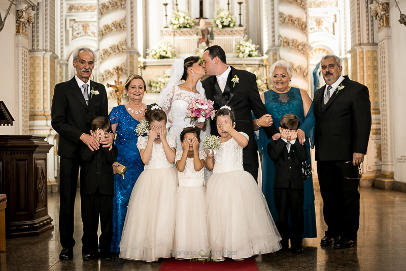 Casal de noivos com os pajens e daminhas em casamento registrado por Mariana Seelinger Fotografia de Casamentos e Familias em Niterói RJ