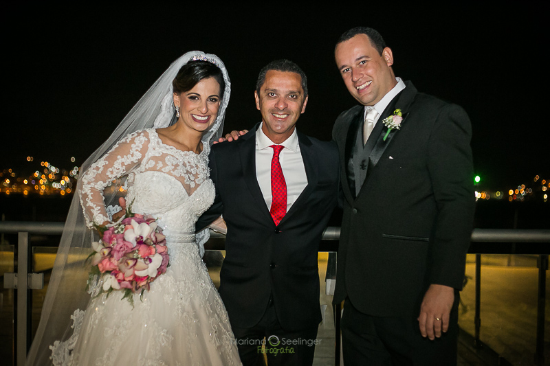 Foto dos noivos com seus convidados em casamento registrado por Mariana Seelinger Fotografia de Casamentos e Familias em Niterói RJ