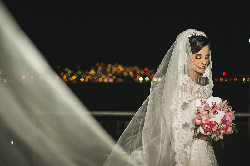 Foto detalhada do véu da noiva em ensaio externo na casa de festa em casamento registrado por Mariana Seelinger Fotografia de Casamentos e Familias em Niterói RJ