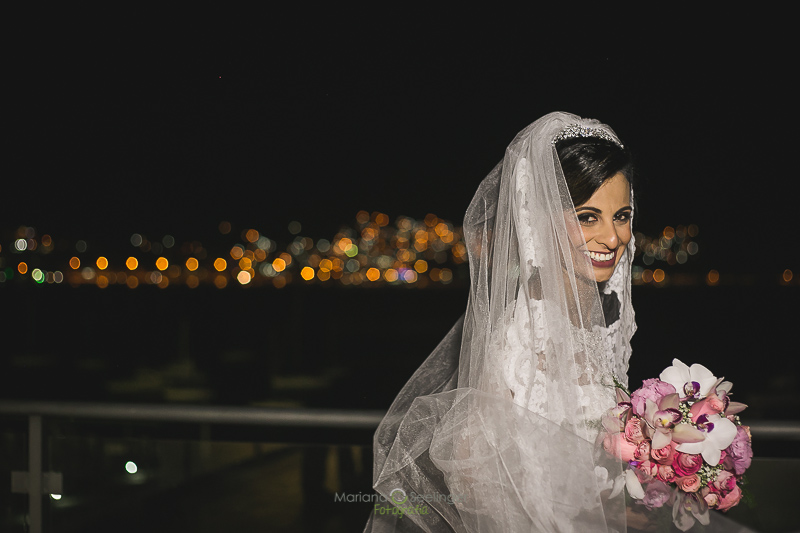 Noiva em ensaio externo na sacada da varanda da casa de festa em casamento registrado por Mariana Seelinger Fotografia de Casamentos e Familias em Niterói RJ