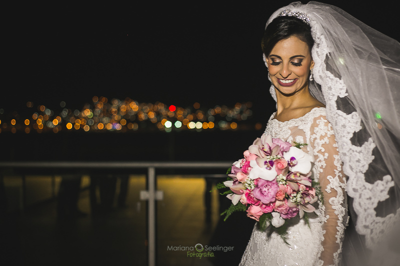 Fotos de casamento da noiva em ICB Iate Clube Brasileiro em Niterói RJ por Mariana Seelinger