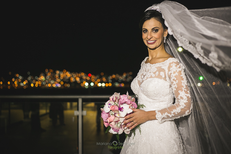 Fotos de casamento da noiva em ICB Iate Clube Brasileiro em Niterói RJ por Mariana Seelinger