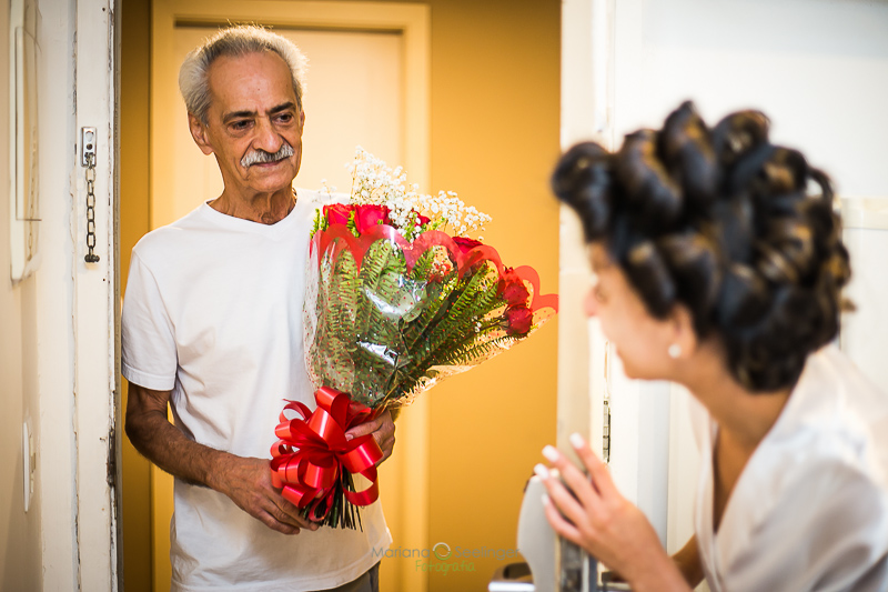 Noiva ganhando flores no making of em casamento registrado por Mariana Seelinger Fotografia de Casamentos e Familias em Niterói RJ