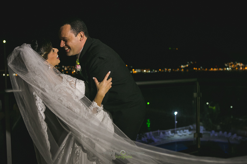 Foto do casal de noivos na sacada do hotel em casamento registrado por Mariana Seelinger Fotografia de Casamentos e Familias em Niterói RJ