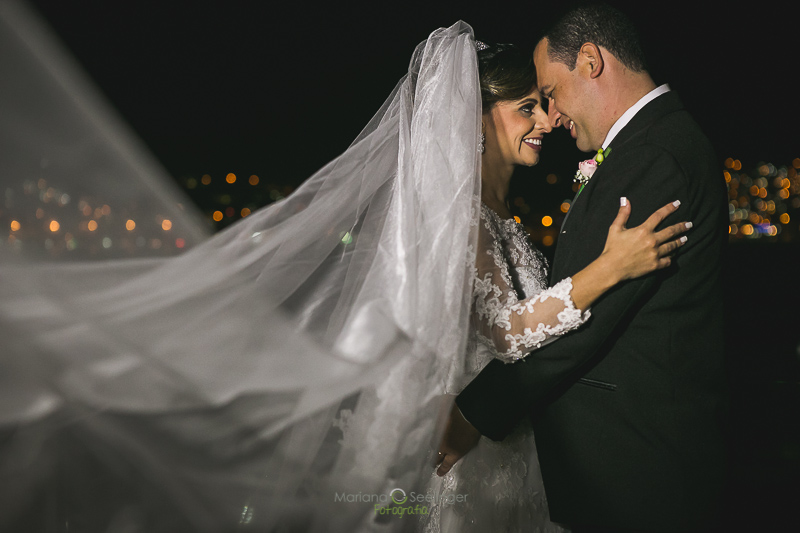 Casal de noivos no ensaio externo durante a festa de casamento em casamento registrado por Mariana Seelinger Fotografia de Casamentos e Familias em Niterói RJ