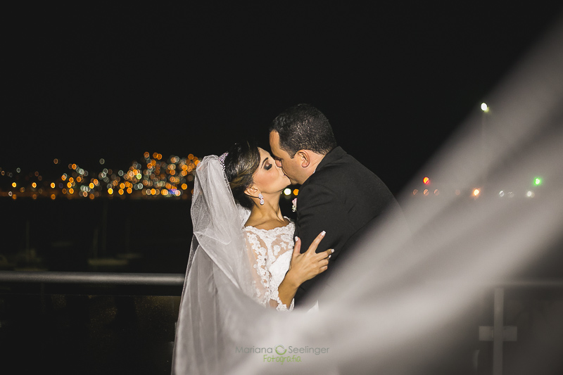 Ensaio  externo de casamento durante a festa de casamento em casamento registrado por Mariana Seelinger Fotografia de Casamentos e Familias em Niterói RJ