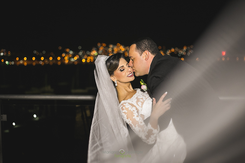 Ensaio externo dos noivos em sacada da casa de festa em niterói em casamento registrado por Mariana Seelinger Fotografia de Casamentos e Familias em Niterói RJ