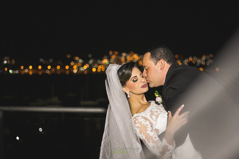 Noivos em ensaio externo de casamento em casamento registrado por Mariana Seelinger Fotografia de Casamentos e Familias em Niterói RJ