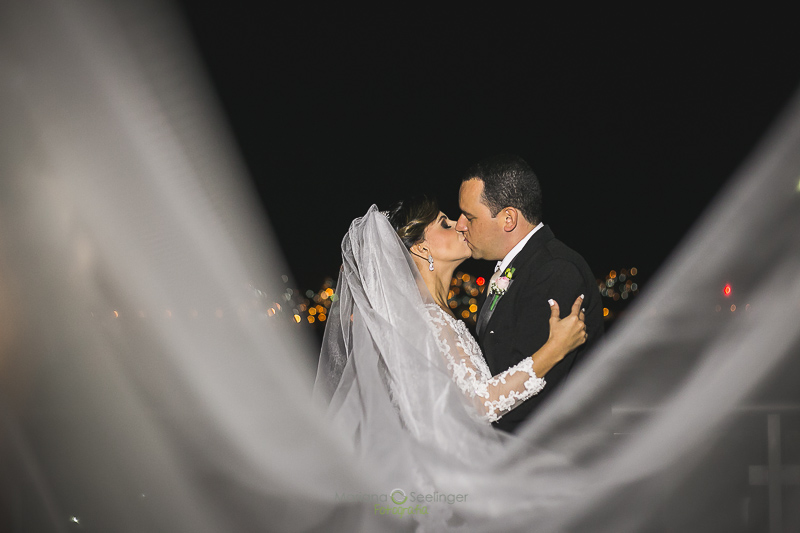Foto de ensaio externo de casamento em niterói em casamento registrado por Mariana Seelinger Fotografia de Casamentos e Familias em Niterói RJ