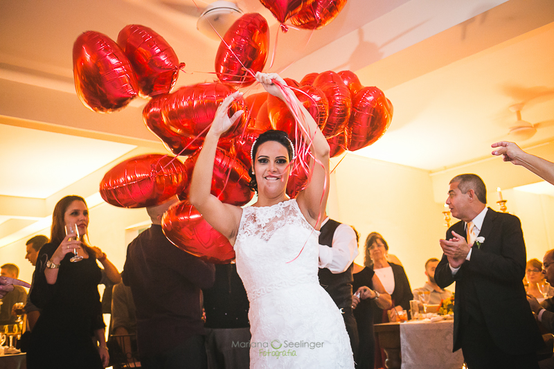 Noiva com corações de ar em casamento registrado por Mariana Seelinger Fotografia de Casamentos e Familias em Niterói RJ
