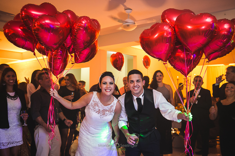 Noivo e noiva com balões de ar em casamento registrado por Mariana Seelinger Fotografia de Casamentos e Familias em Niterói RJ