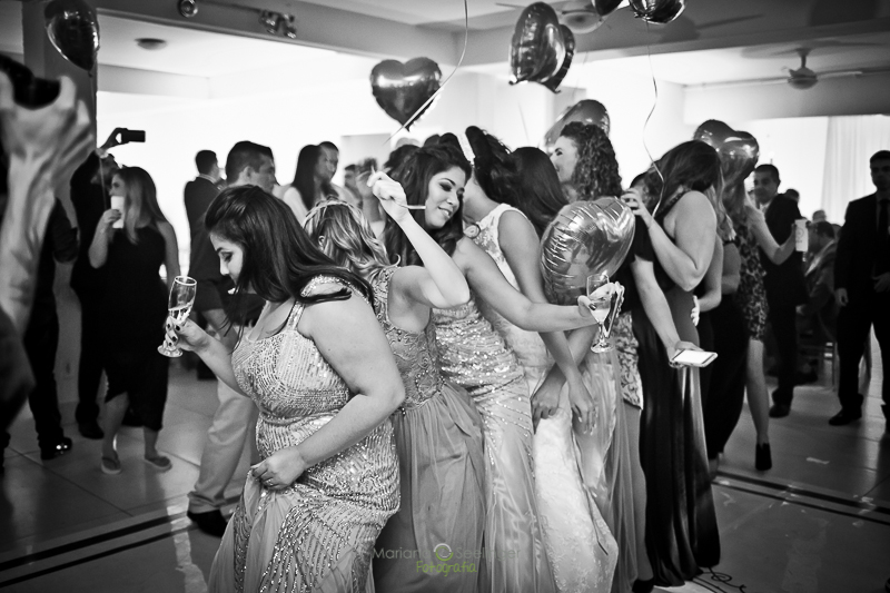 Noiva com seus convidados na pista de dança em casamento registrado por Mariana Seelinger Fotografia de Casamentos e Familias em Niterói RJ