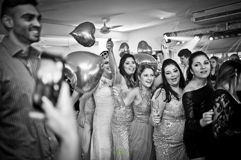 Noiva dançando com seus convidados em casamento registrado por Mariana Seelinger Fotografia de Casamentos e Familias em Niterói RJ