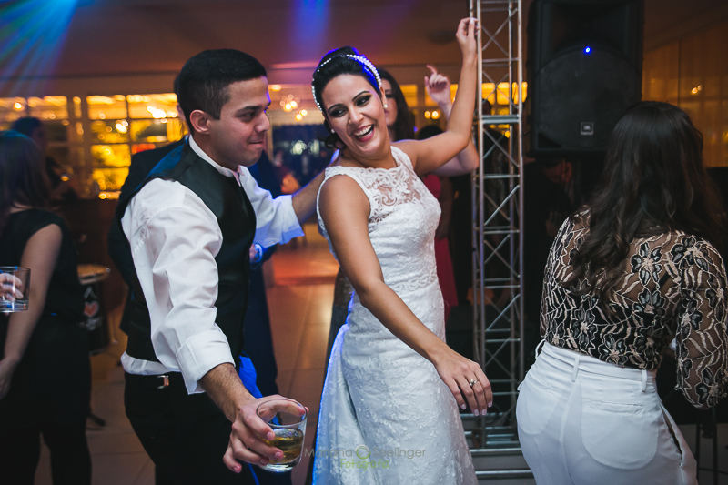 Casal de noivos na pista de dança em casamento registrado por Mariana Seelinger Fotografia de Casamentos e Familias em Niterói RJ