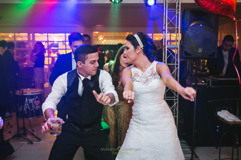 Noivos dançando na pista de dança da casa da amizade em casamento registrado por Mariana Seelinger Fotografia de Casamentos e Familias em Niterói RJ