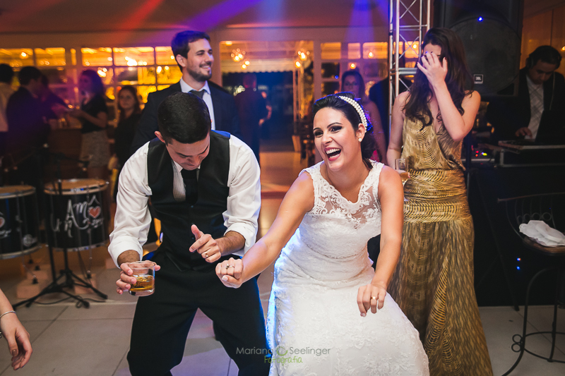 Noivos dançando em casamento registrado por Mariana Seelinger Fotografia de Casamentos e Familias em Niterói RJ