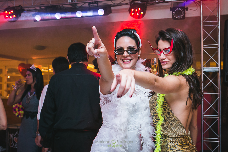 Noiva e sua convidada em casamento registrado por Mariana Seelinger Fotografia de Casamentos e Familias em Niterói RJ