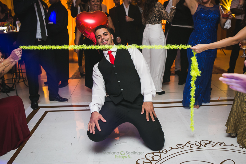 Noivo dançando na pista de dança da casa da amizade em casamento registrado por Mariana Seelinger Fotografia de Casamentos e Familias em Niterói RJ