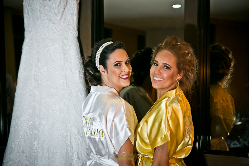 foto mãe e filha em Making of da noiva em hotel fotos de casamento de Mariana Seelinger fotógrafa da casamentos e famílias RJ