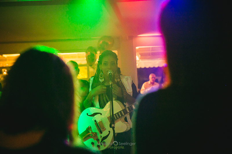 Banda Um AMÔ na casa da amizade em casamento registrado por Mariana Seelinger Fotografia de Casamentos e Familias em Niterói RJ