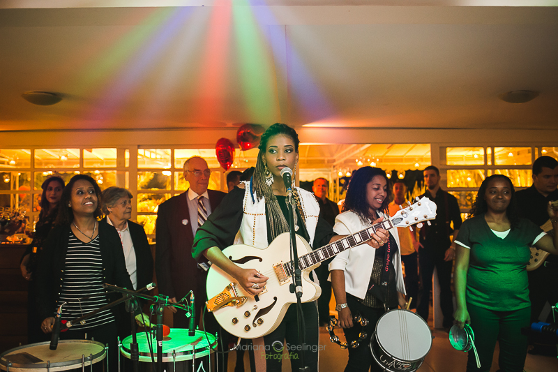 foto de casamento com show da banda Um Amô Mariana Braga e Mariana Seelinger Fotografia