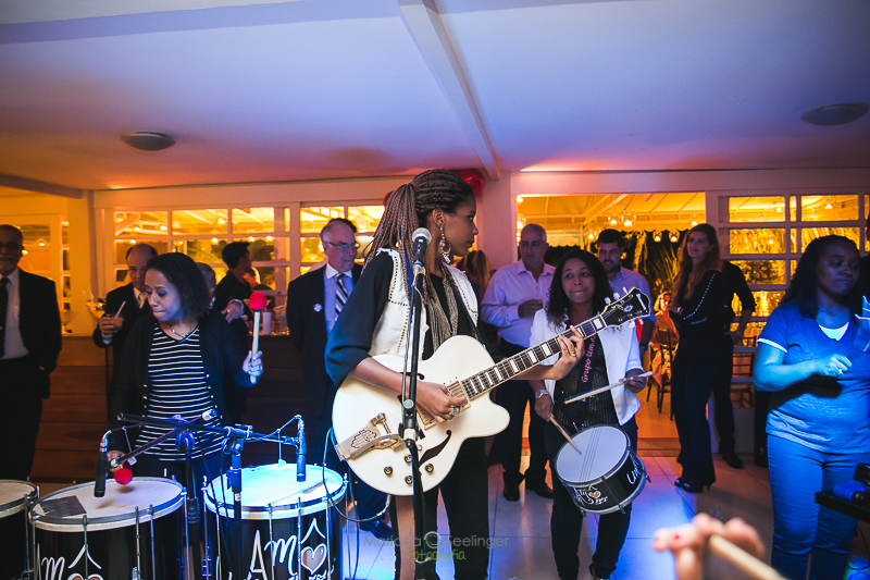 Banda em casamentos em casamento registrado por Mariana Seelinger Fotografia de Casamentos e Familias em Niterói RJ