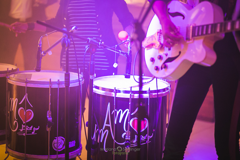 instrumentos da banda de casamentos em casamento registrado por Mariana Seelinger Fotografia de Casamentos e Familias em Niterói RJ