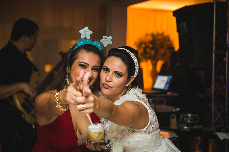 Noiva e convidada em casamento registrado por Mariana Seelinger Fotografia de Casamentos e Familias em Niterói RJ