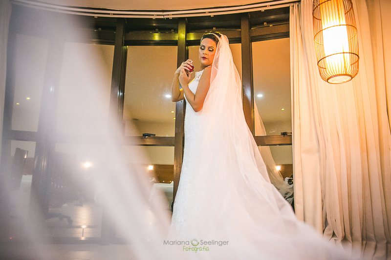 momento do perfume no Making of da noiva em hotel fotos de casamento de Mariana Seelinger fotógrafa da casamentos e famílias RJ