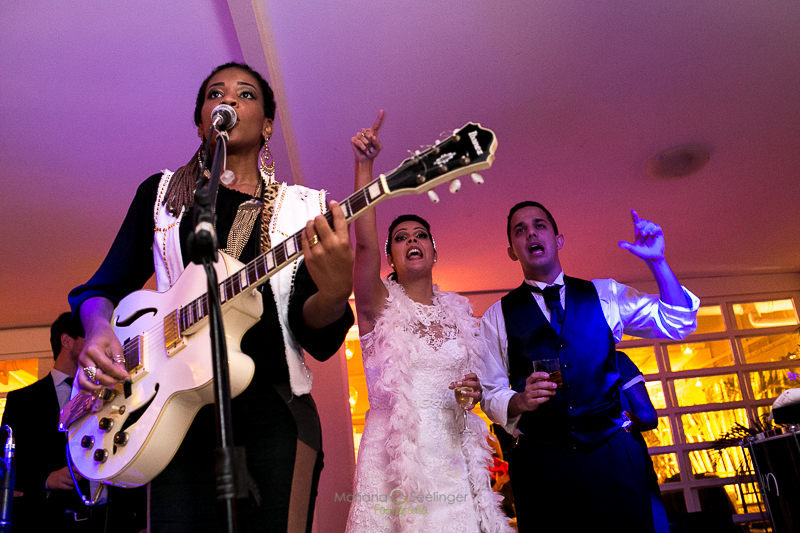 Noivo e noiva dançando com a banda em casamento registrado por Mariana Seelinger Fotografia de Casamentos e Familias em Niterói RJ