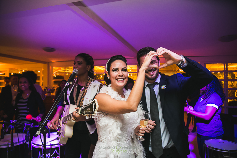 Noivos apaixonados em casamento registrado por Mariana Seelinger Fotografia de Casamentos e Familias em Niterói RJ