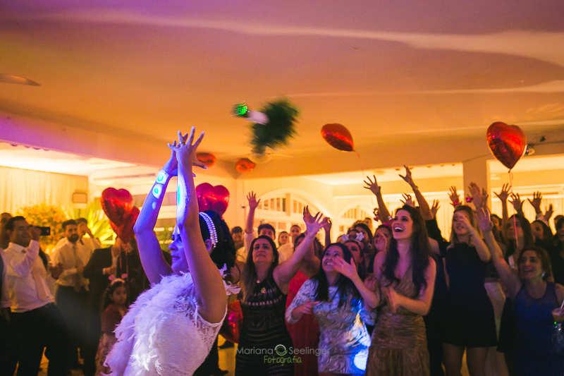 Foto de bouquet no ar em casamento em niteroi RJ por MAriana Seelinger Fotografia