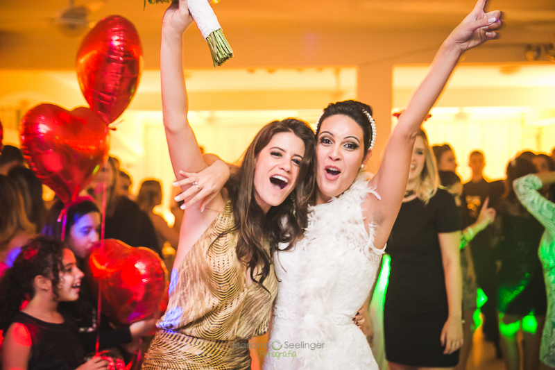 Noiva e sua convidada q pegou o bouquet em casamento registrado por Mariana Seelinger Fotografia de Casamentos e Familias em Niterói RJ