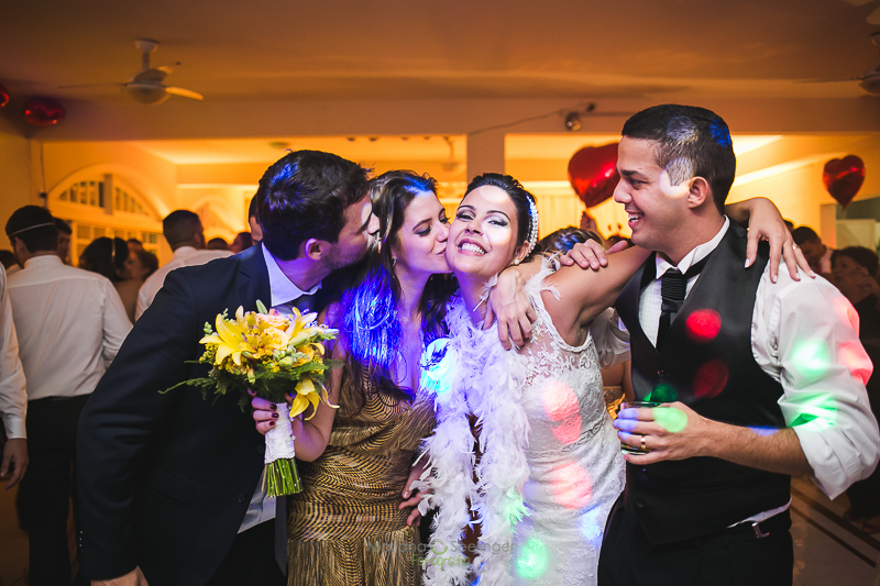 Noivos e familiares em casamento registrado por Mariana Seelinger Fotografia de Casamentos e Familias em Niterói RJ