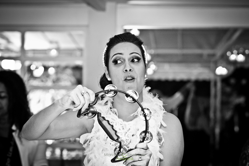 Noiva com instrumento musical em casamento registrado por Mariana Seelinger Fotografia de Casamentos e Familias em Niterói RJ