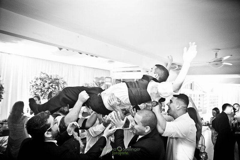 Foto de casamento festa noivo e padrinhos casamento em niteroi RJ mariana seelinger fotografia