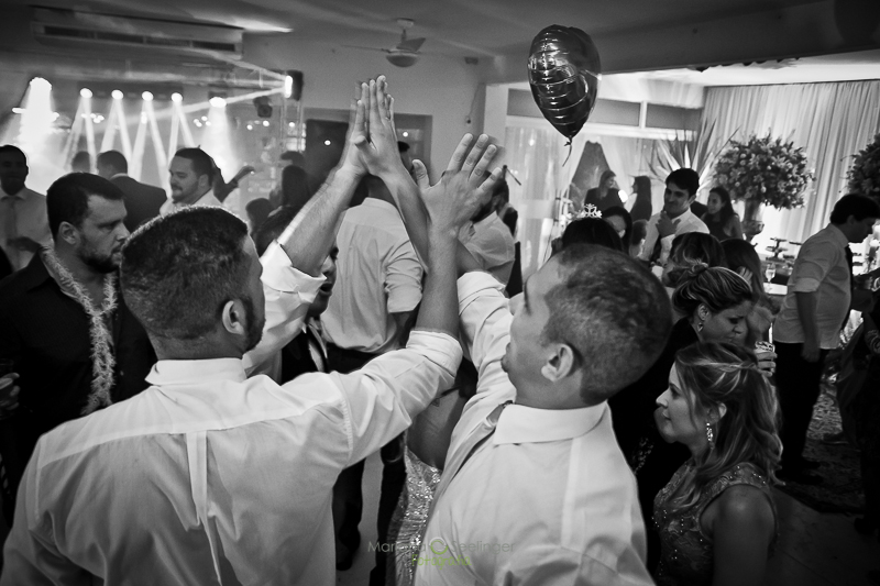 Convidados curtindo a pista de dança da casa da amizade em casamento registrado por Mariana Seelinger Fotografia de Casamentos e Familias em Niterói RJ