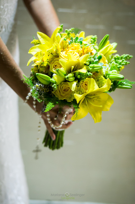 foto de bouquet da noiva de lírios amarelos no Making of da noiva em hotel fotos de casamento de Mariana Seelinger fotógrafa da casamentos e famílias RJ
