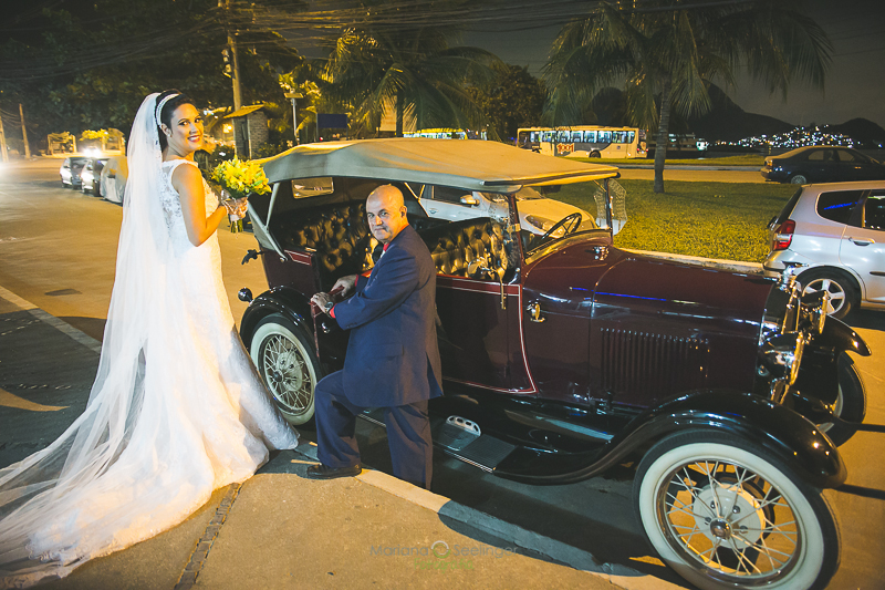 foto em carro antigo no Making of da noiva em hotel fotos de casamento de Mariana Seelinger fotógrafa da casamentos e famílias RJ