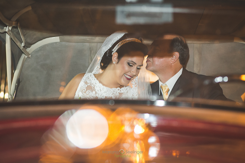 Noiva no carro a caminho da igreja em casamento registrado por Mariana Seelinger Fotografia de Casamentos e Familias em Niterói RJ