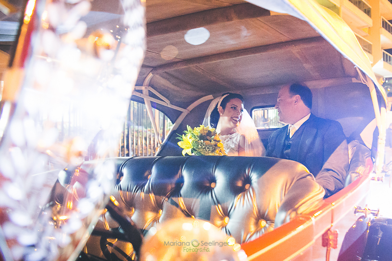 foto da noiva em calhambeque durante o Making of da noiva em hotel fotos de casamento de Mariana Seelinger fotógrafa da casamentos e famílias RJ