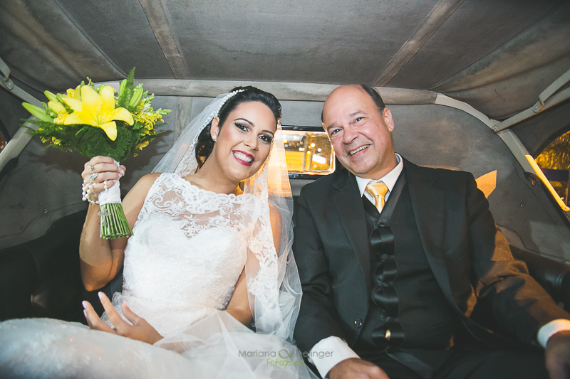 Noiva e o pai no carro em casamento registrado por Mariana Seelinger Fotografia de Casamentos e Familias em Niterói RJ
