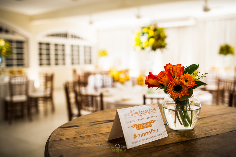 foto tirada por mariana seelinger da decoração de casamento rústica e amarela com cadeiras tifany em niterói rj